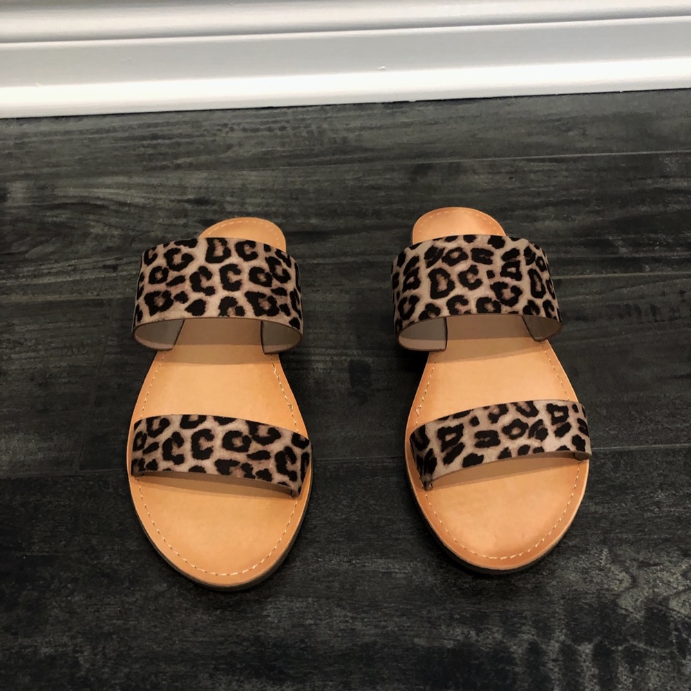 SODA leopard print strappy flat sandals - Picture 2 of 4
